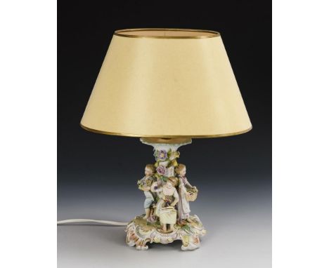 Figürliche Tischlampe. Thieme. Carl Thieme, Potschappel, 1888-1901.             Polychrom bemalt, goldstaffiert. H 37 cm.    