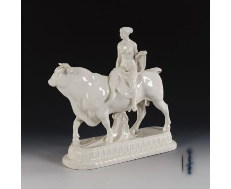 Europa auf dem Stier. KPM Berlin. Zeptermarke, 1. H. 20. Jh., 1 Schleifstrich. Modell-Nr.: 9366. Entwurf: um 1908/10.        
