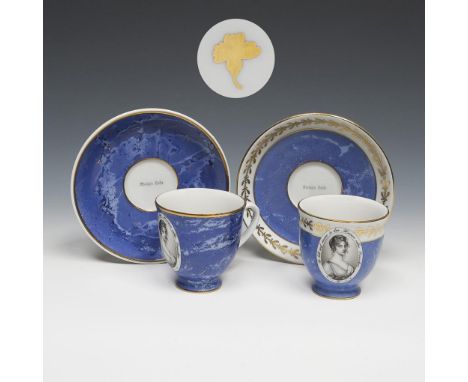 Zwei Königin Luise-Tassen, Untertassen.             Höhe: 7,5 cm, ø 14,5 cm.             Blau Marmorierter Fond, eine florale