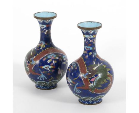 Paar Cloisonné-Vasen mit Drachenmotiv. China.             H 19 cm.             Vasen mit schlankem Hals. Auf dem blauen Unter
