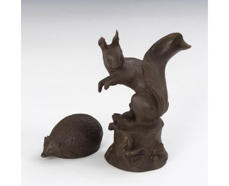 Eichhörnchen und Igel. Meissen. Prägeschwerter, 20. Jh., 1. Wahl.             Böttger-Steinzeug. H 4,5 und 4 cm.             
