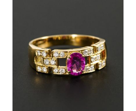 Ring mit Rubin und Brillanten.             Gelbgold 750 gestempelt. Ringgröße 60. 5,6 g.             Krappengefasster Rubin u