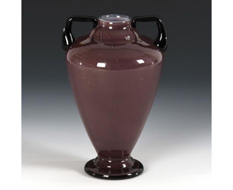 Art-déco-Vase. Lötz. Johann Loetz Witwe, Klostermühle, Ätzmarke "Czecho Slovakia", um 1920/25.             Violettes Glas mit