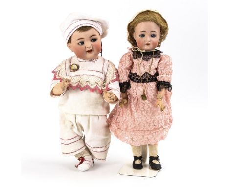 Blonde Mädchenpuppe und "Mein Lieblings-Baby". Kämmer & Reinhardt. Beide gemarkt: K & R Simon & Halbig Germany. Um 1914.     