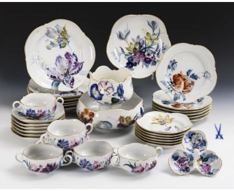 Seltenes Speiseservice "Blau-bunte Blume", 34 Teile. Meissen. Schwertermarke, verschiedene Jahreszeichen 2. H. 20. Jh., 1. Wa