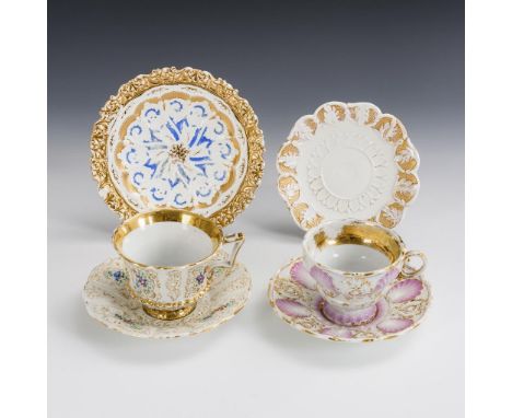 2 Biedermeier-Relieftassen und 2 -Reliefteller. Meissen. Schwertermarken, um 1840/50.             Überwiegend polychrom bemal