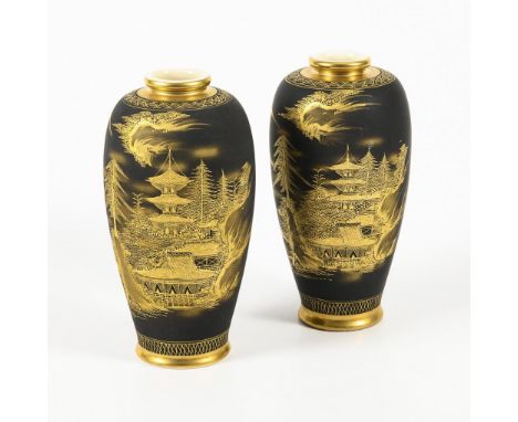 Schwarzes Vasenpaar. Gemarkt. Japan.             Porzellan mit sehr feinem Scherben. H 25 cm.             In der Art der Sats