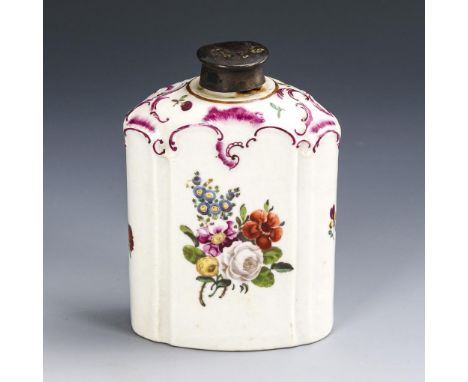 Barocke Teedose mit Blumenmalerei. Ludwigsburg. Ungemarkt, Prägebuchstaben "K M", 2. H. 18. Jh.             Polychrom bemalt,