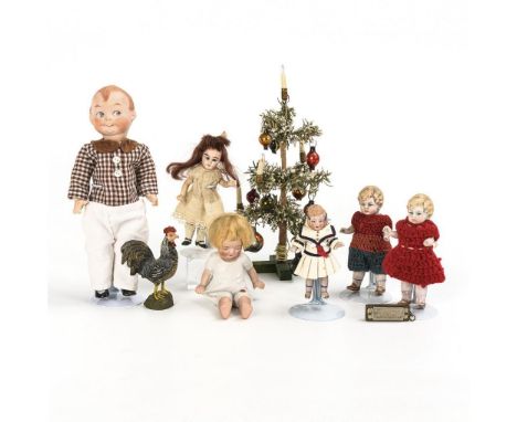 6 Ganzbiskuit-Püppchen und kleiner Christbaum.             Biskuitporzellan. L 7 - 19 cm.             Charakterpüppchen mit g