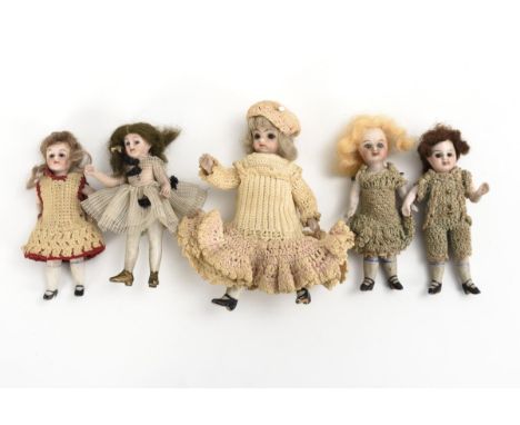 5 Puppenstubenpüppchen. Um 1900.             Biskuitporzellan. L 9 - 12 cm.             Ganzbiskuitpüppchen mit Glasaugen, Mo