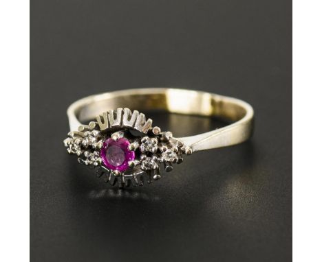 Ring mit Rubin und Diamanten.             Weißgold 585 gestempelt. Diamanten zus. 0,06 ct gestempelt. Ringgröße 59. 3,4 g.   