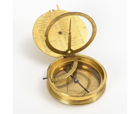 Kompendium einer Sonnenuhr und einer Sternuhr. 18./19. Jh.Messing feuervergoldet, verglaster Kompass. H 2,5 cm, Ø 9,5 cm (ohn