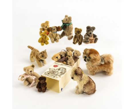 Konvolut Miniatur-Teddys, Steiff, Schuco, Hermann und andere + Hermann-Schachtel. 5x Steiff gemarkt. 1950er Jahre bis neuzeit
