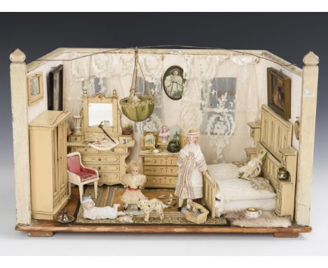 Puppenstube als Schlafzimmer. Um 1900.             Holz, außen weiß gestrichen, innen nachtapeziert. 33 x 55 x 29 cm.        