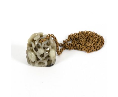 Netsuke mit Kette aus Naturmaterial. Meji-Zeit.             Hellgraue Jade. Anhänger H 3,5 cm, Kette 62 cm.             Durch