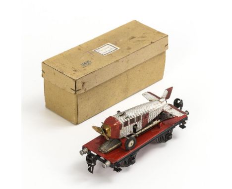 Flugzeugtransporter mit JU 52 in Originalkarton. Märklin. Firmenzeichen gemarkt. 1930-1954.             Blech, farbig lackier
