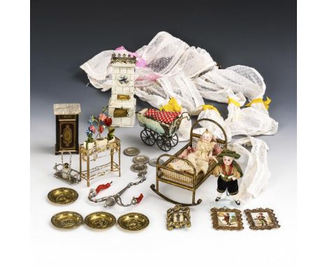 Konvolut für die Puppenstube.             H 5,5 - 13,5 cm.             Weißer Blechofen, goldfarben lackierte Draht-Wiege mit
