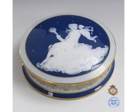 Dose mit Pâte-sur-Pâte-Motiv. Limoges. Stempelmarken Barbotine, Limoges, 2. H. 19. Jh. Signiert "Got" und bezeichnet "Limoges