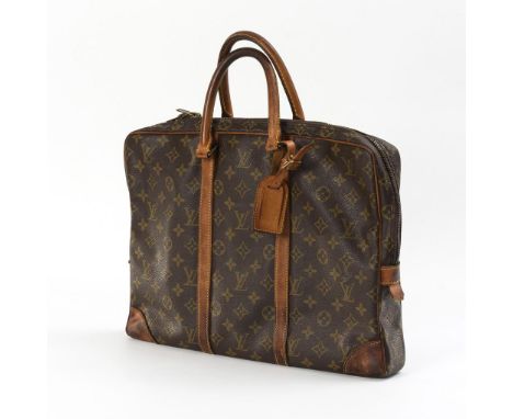 Große Handtasche. Louis Vuitton. Anhängeschild mit Prägemarke.Leder braun gefärbt und bedruckt, helle Lederappliken, innen re