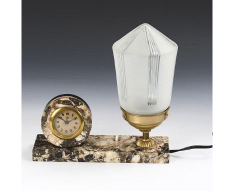 Art-déco-Marmoruhr mit Lampe. 1. H. 20. Jh. Werk mit Handaufzug. Im Kurzzeittest funktionstüchtig. Zifferblatt mit arabischen