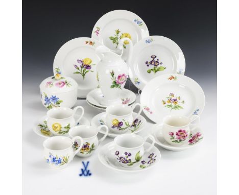 18 Teile eines Kaffeeservice mit Blumenmalerei. Meissen. Verschiedene Schwertermarken, ab 1850 - Anfang 21. Jh., 1. Wahl, 3x 