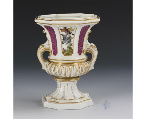 Vase mit Vogelmalerei und Schuppenfond. Meissen. Schwertermarke, um 1750.             Polychrom bemalt, goldstaffiert. H 14,5