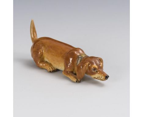 Miniatur-Dackel. Meissen. Knaufschwerter, 1902-1924, 2 Schleifstriche. Modell-Nr.: T 55. Entwurf: 1902.                     R