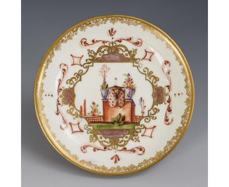 Untertasse mit Chinoiseriemalerei. Meissen. Ungemarkt, Goldmalerziffer "31.", um 1730/40.             Polychrom bemalt, golds