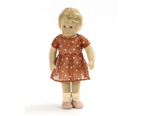 Mädchenpuppe aus Filz. Steiff. Ungemarkt. Um 1938.             L 33 cm.             Filzpresskopf, blaue Glasaugen, blonde Mo