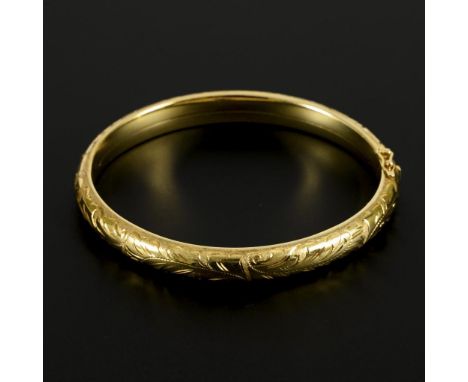 Gravierter Armreif.             Gelbgold 585 gestempelt, wohl gefüllt. Ø 6,2 g. 24,5 g.             Ovaler Klappreif mit umla