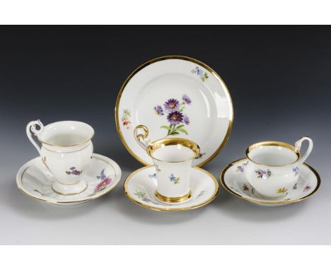 3 verschiedene Tassen und 1 Teller mit Blumenmalerei. Meissen. Verschiedene Schwertermarken, ab 1850 - 1945, 1. Wahl sowie 2 