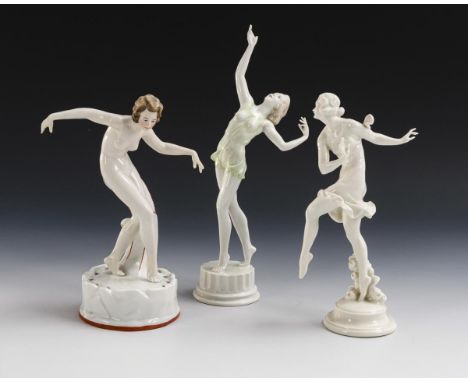 3 Tänzerinnen. Um 1930.             2x polychrom bemalt, 1x weiß. H 25-31 cm.             1x Rosenthal, Modell-Nr. 1606, Entw