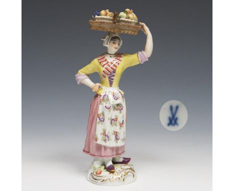 Pariser Ausrufer: Obsthändlerin. Meissen. 1986. Modell-Nr. 60225 (alte Form-Nr. 6).             Höhe: 15 cm.             Mode