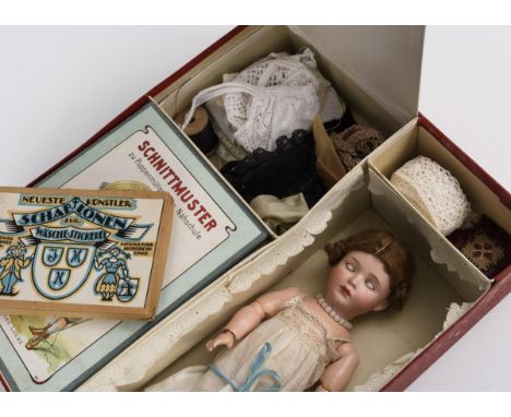 Museales Sammlerstück: "Wendy" in Originalkarton "Puppenmütterchens Nähschule". Baehr & Proeschild, für Bruno Schmidt. Kopfma