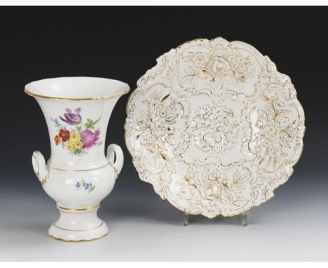 Prunkschale und Kratervase mit Blumenmalerei. Meissen. Schwertermarke, Jahreszeichen 1972 bzw. 1973, 1. Wahl.             Sch