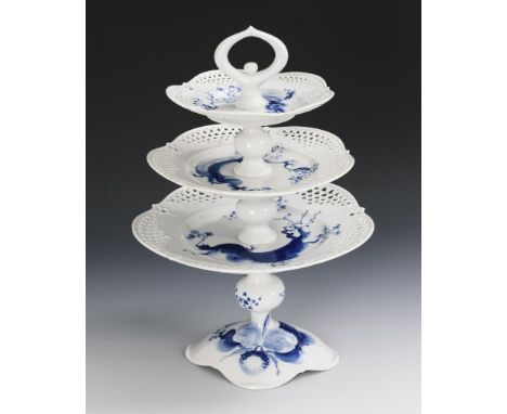 Etagere "Blaue Orchidee auf Ast". Meissen. Schwertermarke, Jahreszeichen 1987, 4 Schleifstriche. Modell-Nr.: 23964.          