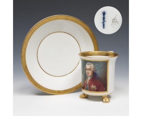 Große Porträt-Tasse, Untertasse. KPM Berlin. 1919.             Höhe: 10 cm, ø 18,5 cm.             Goldstaffage, frontal sehr