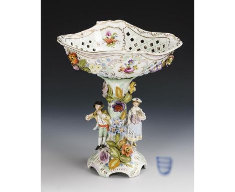 Figürlicher Tafelaufsatz. Imitierte Bindenschildmarke, 2. H. 19. Jh.             Polychrom bemalt, goldstaffiert. H 29 cm.   