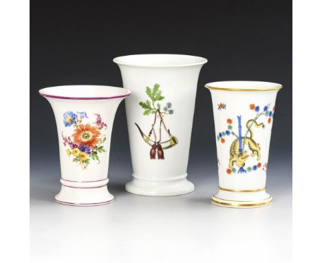 3 Vasen. Meissen. Schwertermarke mit Punkt, Pfeiffer-Zeit, 1924-1934 und Schwertermarke, 1934-1945, 4 Schleifstriche.        