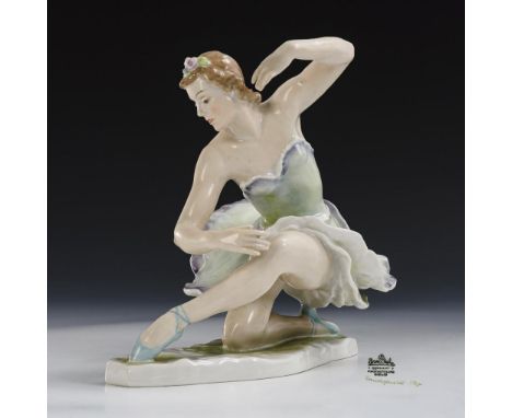 "Adagio". Rosenthal. Marke Kunstabteilung Stammwerk Selb, um 1945. Monogrammiert. Modell-Nr.: 1745. Entwurf: 1941.           