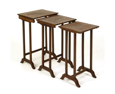 Jugendstil-Satztische. Um 1900.             Mahagoni massiv und gebeizt. Ca. 70 x 44,5 x 35 cm | 68 x 39 x 35 cm | 66 x 34 x 