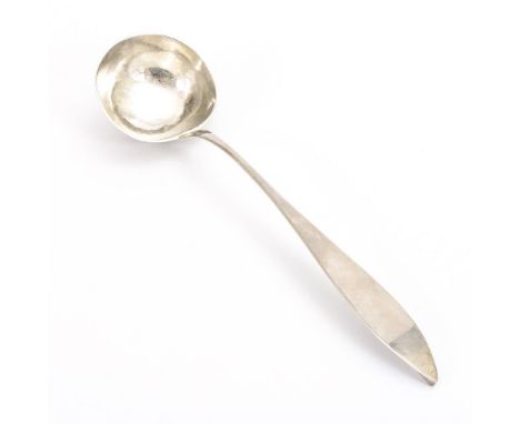 Elegante Biedermeier-Suppenkelle. Ungepunzt.             Metall. L 34 cm.             Schlichte Kelle mit rundem Schöpfteil u