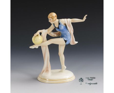 Art-déco-Tänzerin mit Ball. ENS. Grüne Mühlenmarke, um 1930. Modell-Nr.: 6077.             Unterglasurbemalung. H 20,5 cm. Au