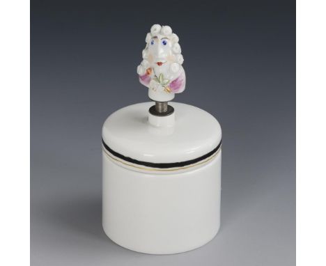 Dose mit Wackelfigur Casanova. Meissen. Schwertermarke, 2. H. 20. Jh., 1. Wahl. Modell-Nr.: 83026. Entwurf: 2003.            