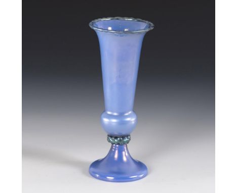 Art-déco-Vase "Ausführung 224". Lötz. Johann Loetz Witwe, Klostermühle, um 1925.             Farbloses Glas mit hellblauem In