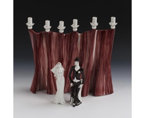 Brautpaar und Vorhang "Die Hochzeit des Mackie". Meissen. Schwertermarke, 2. H. 20. Jh., 1. Wahl. Modell-Nr. 60457 (Vorhang),