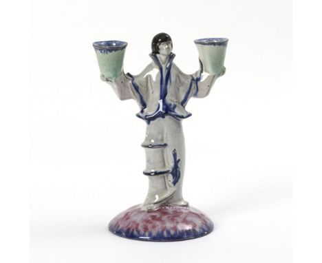 Figürlicher Art-déco-Kerzenleuchter. Ungemarkt. Um 1920/25.             Roter Scherben, gegossen, farbig staffiert. H 21 cm. 