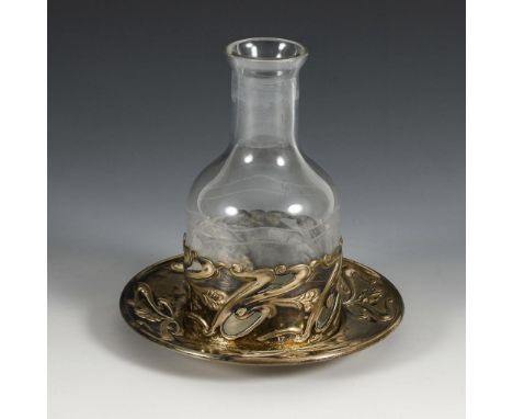 Jugendstil-Glasflasche auf Schale. Ungepunzt. Um 1900-10.             Glas, versilbertes Metall. H 18 cm, Ø 17,5 cm.         