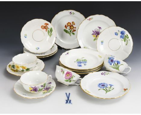 4 Teegedecke + 2 Teller. Meissen. Schwertermarke, 2. H. 20. Jh., 2 Schleifstriche.             Polychrome Blumenmalerei, Gold