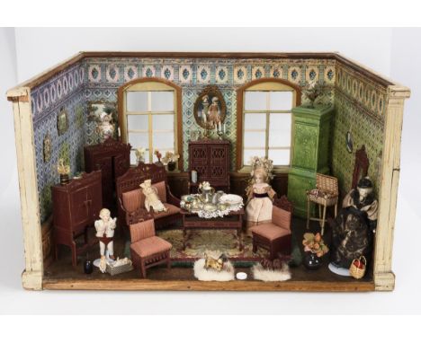 Puppenstubensalon mit Jugendstil-Kachelofen.             Holz, außen braun gestrichen, innen alt tapeziert. 41 x 74 x 48 cm. 